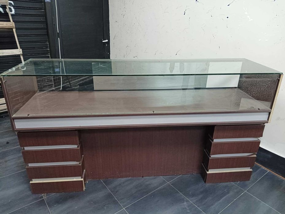 Бюро подходящо за офис или магазин