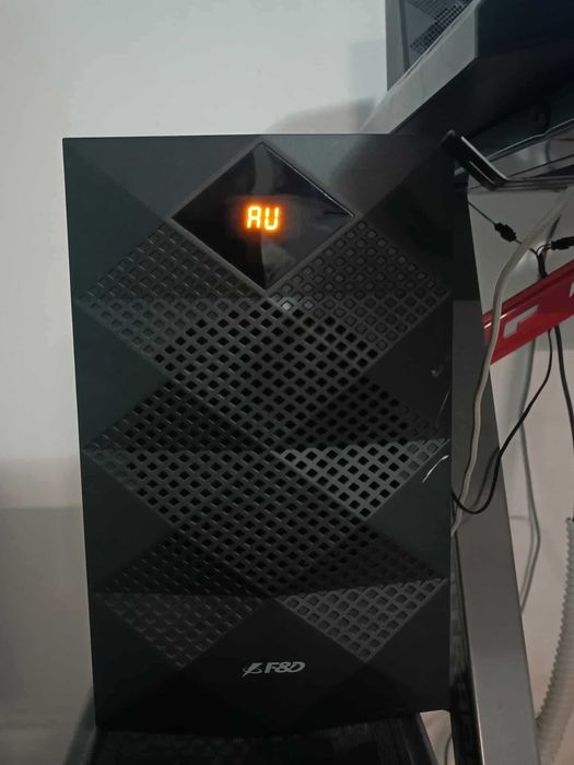 Fenda Audio A180X е модел със геометричен дизайн.