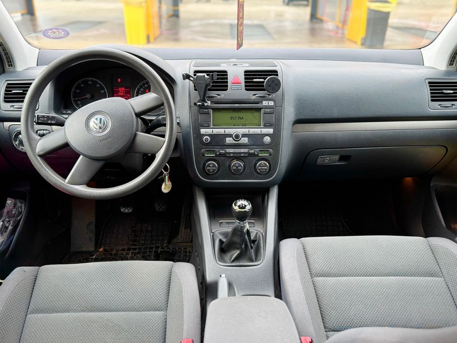 Vând Golf 5 1.6 MPI Benzina Aspirat PROPRIETAR