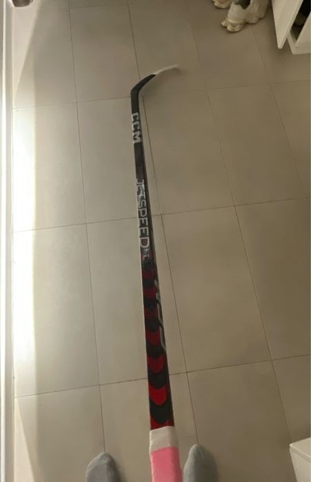 Продавам хокеен стик ccm 75 flex чисто нов