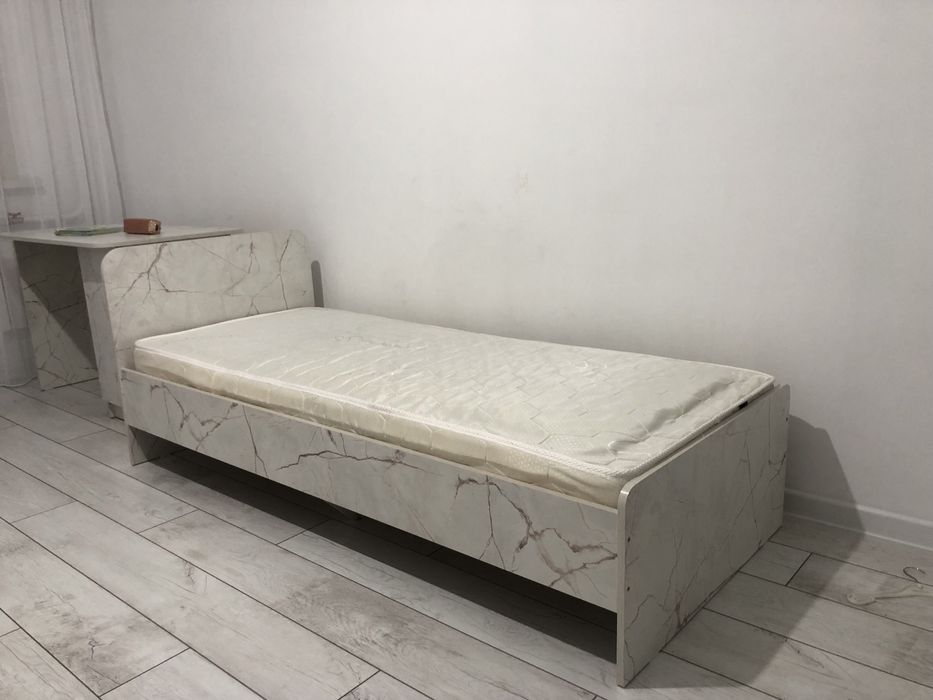 кровать, стол школьника