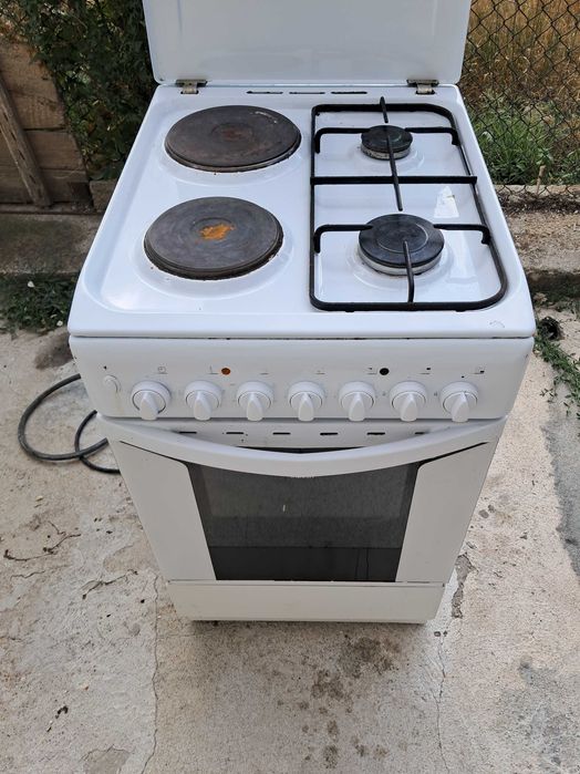 Продавам комбинирана печка Indesit – ток и газ