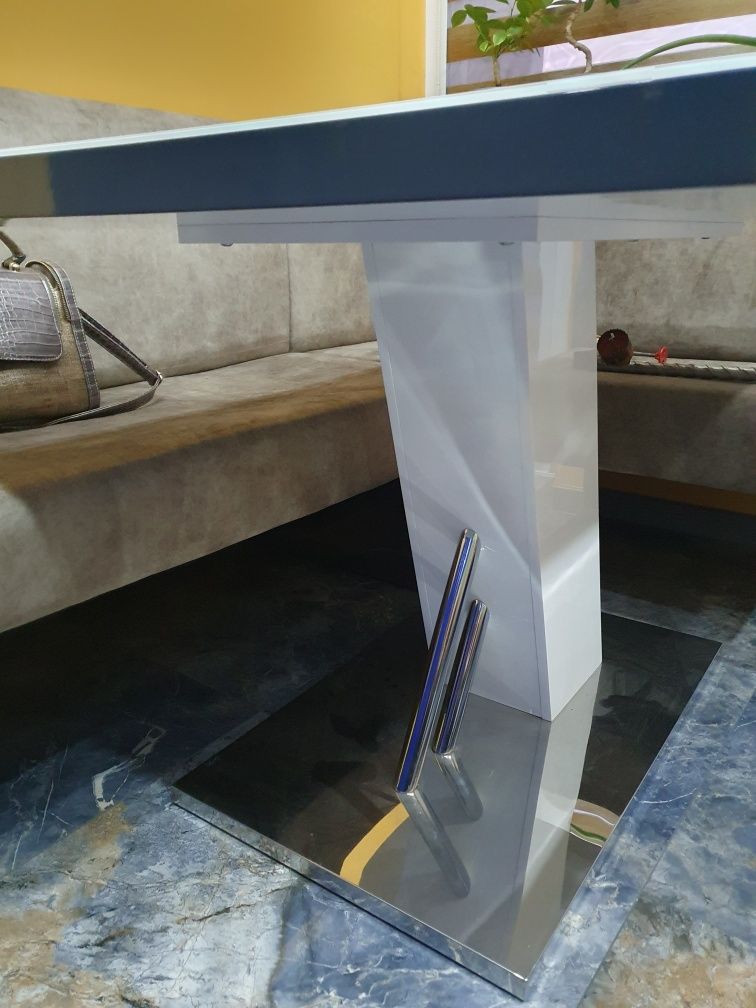 Бяла трапезна маса със закалено стъкло