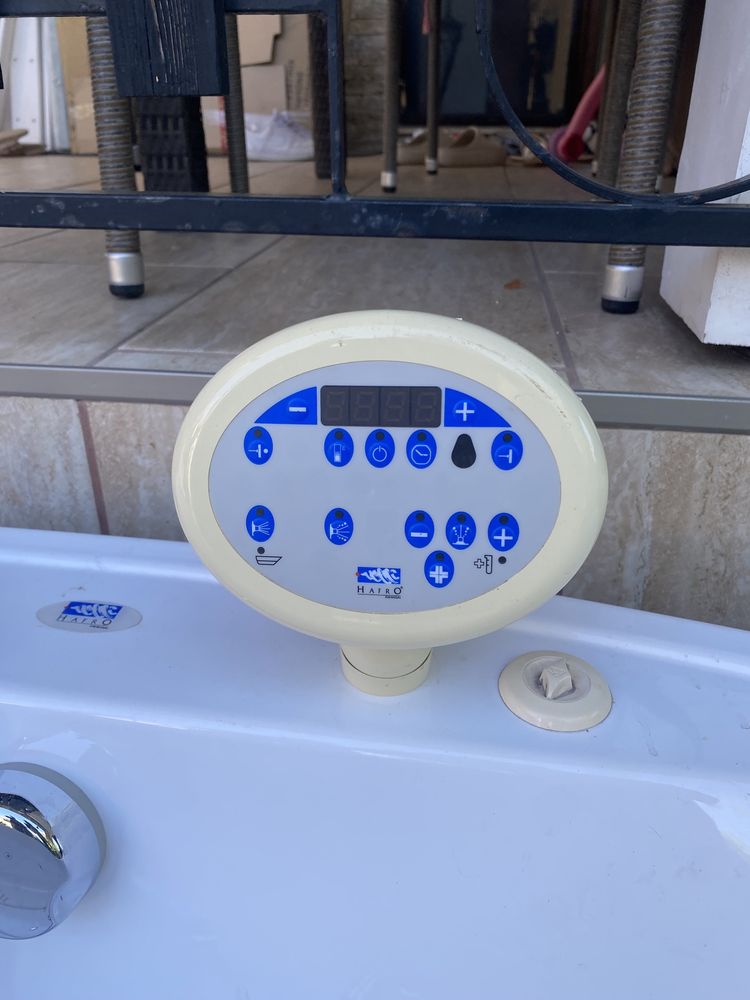 Cadă tip jacuzzi cu hidro-masaj