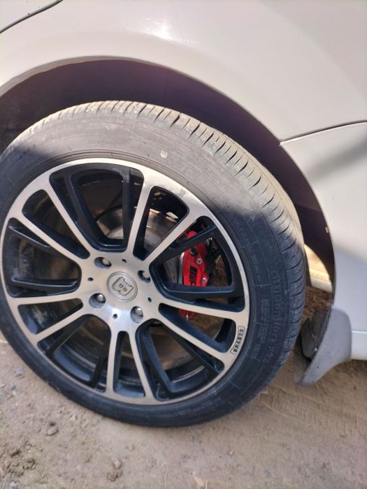 Продается литые диски с шинами в идеальном состоянии.