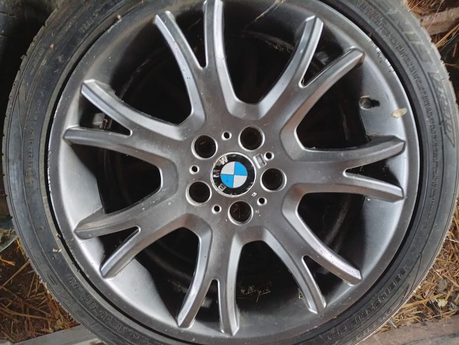 Vând cauciucuri cu tot cu jante pentru seria 3. Seria 4. X3