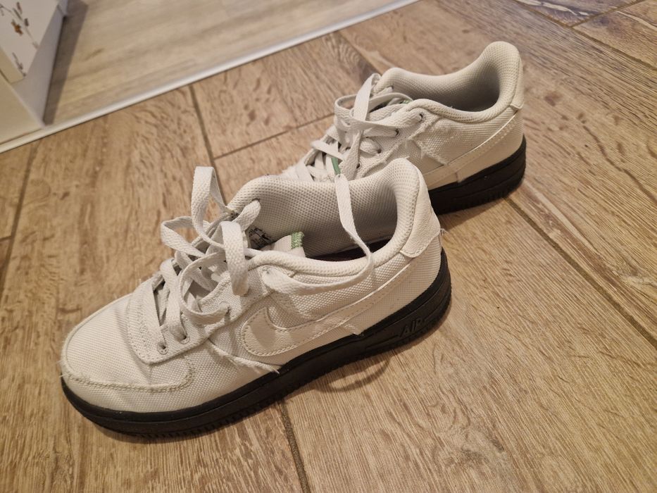 Vând încălțăminte în stare foarte bună.