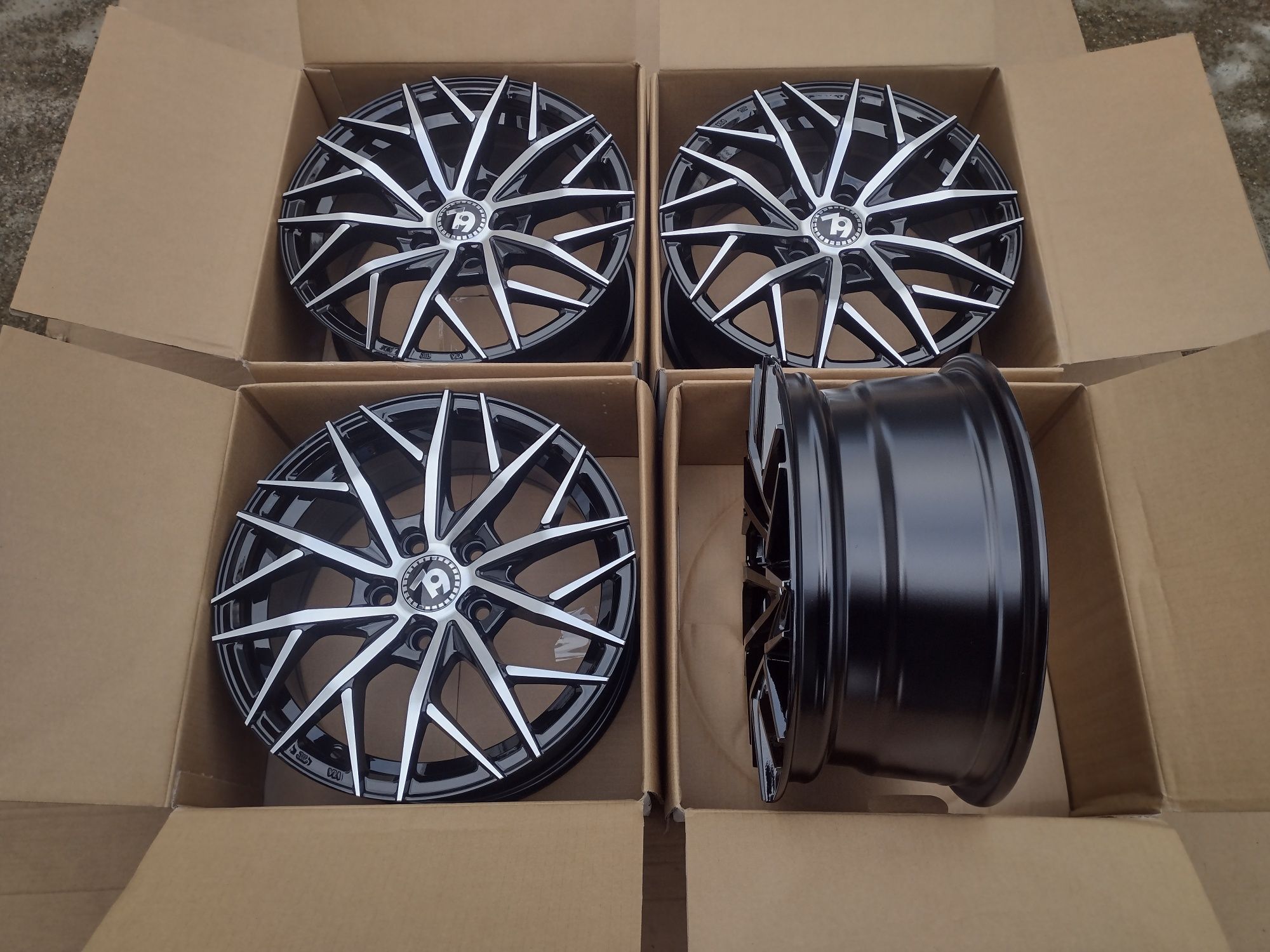 Jante Nissan pe R16 Noi - Bicolore cu 5 x 114.3 R16 Negru Crom