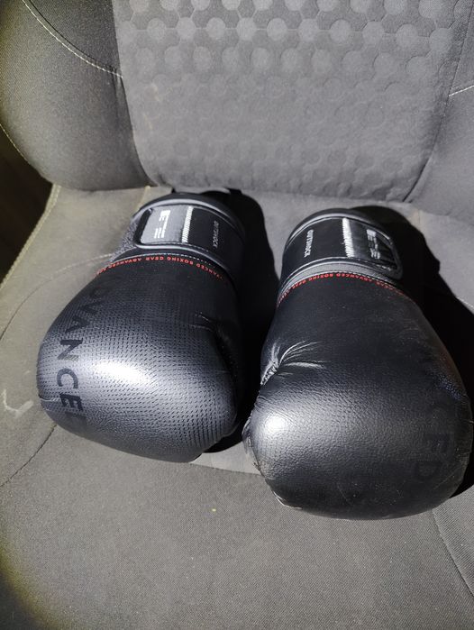 Mănuși de box 14 oz și 10 oz.  Picioroange pt săruturi sau alergat