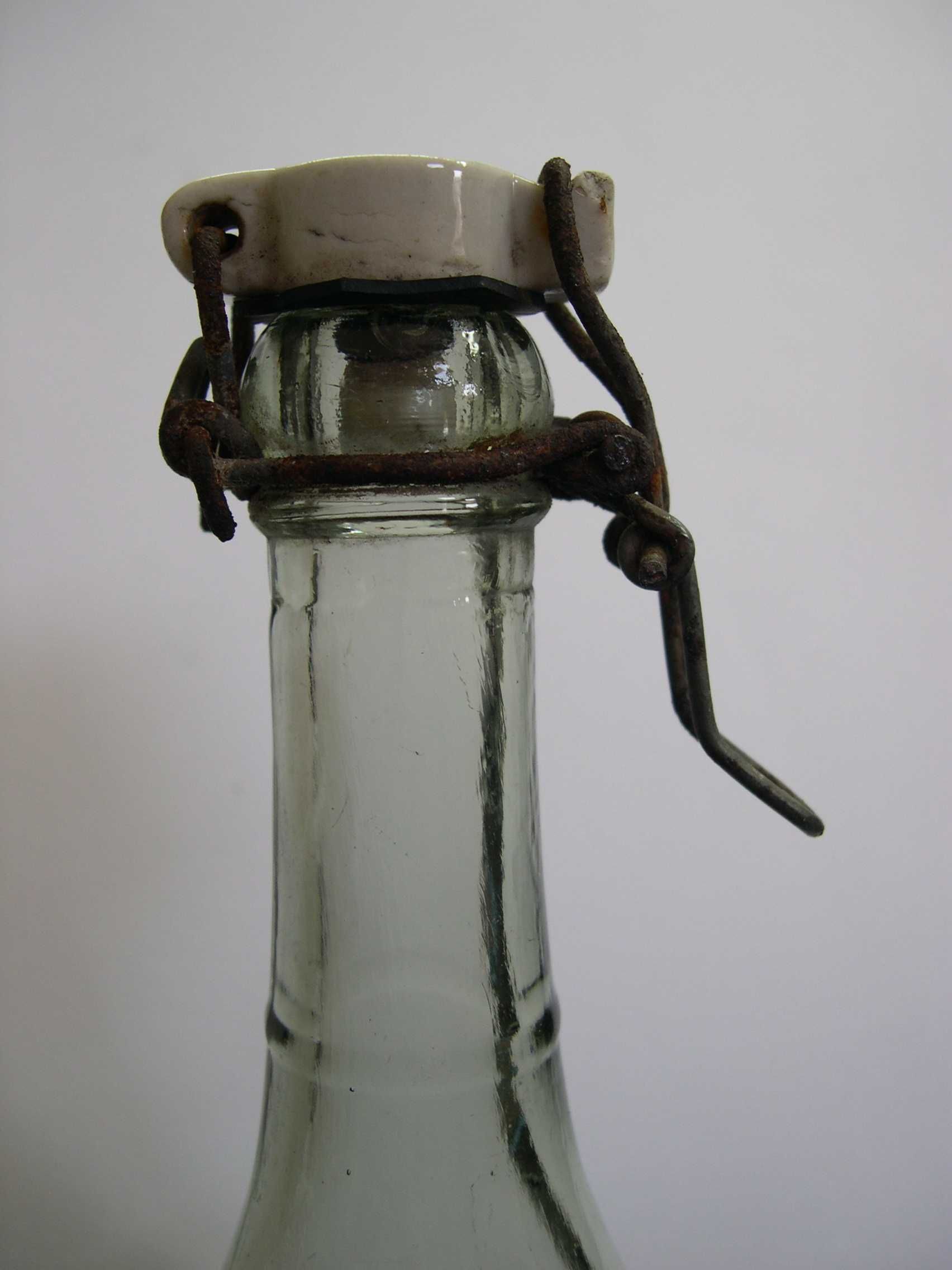 Sticla cu dop de portelan, inscriptionata in relief, 250 ml