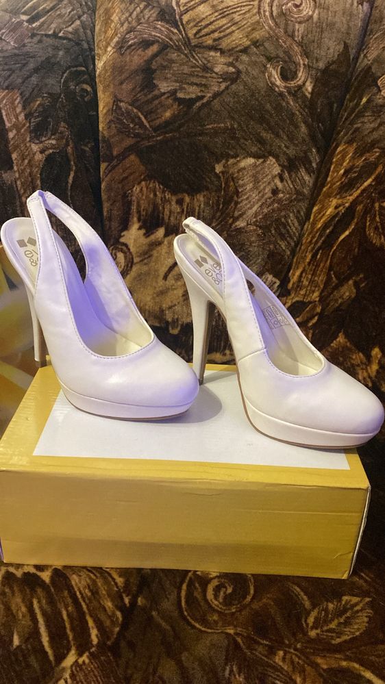 Бели обувки на висок ток / white high heels