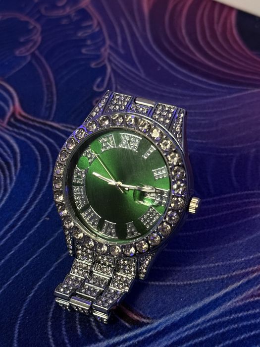 Часы с фианитами