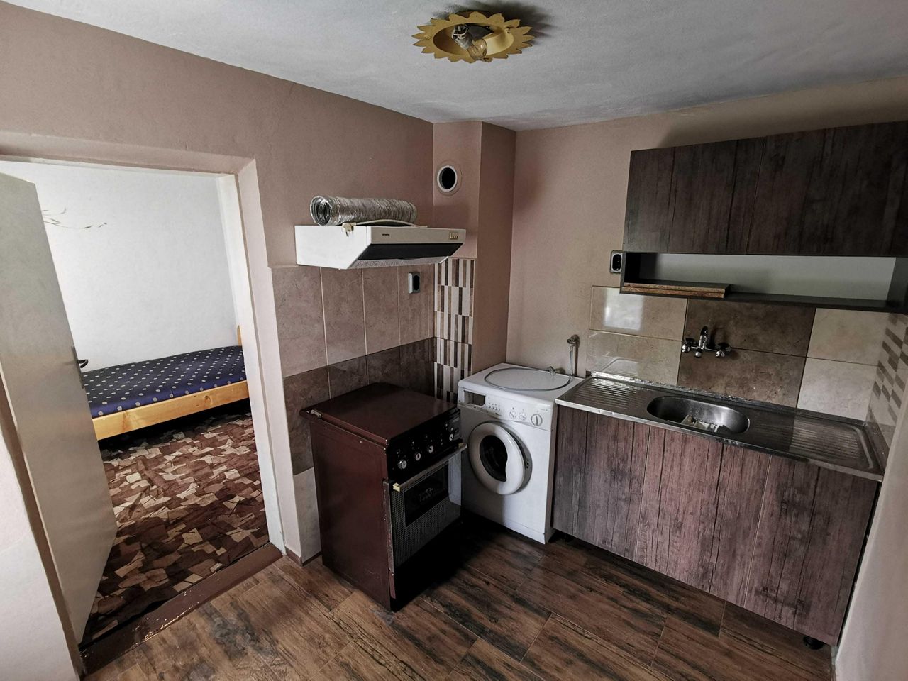Дава се под наем Етаж от къща в София, Дървеница - 35 кв.м за 250 € - Снимка #1