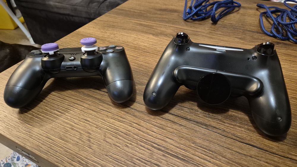 Playstation 4 1TB конзола с два dualshock 4 контролера