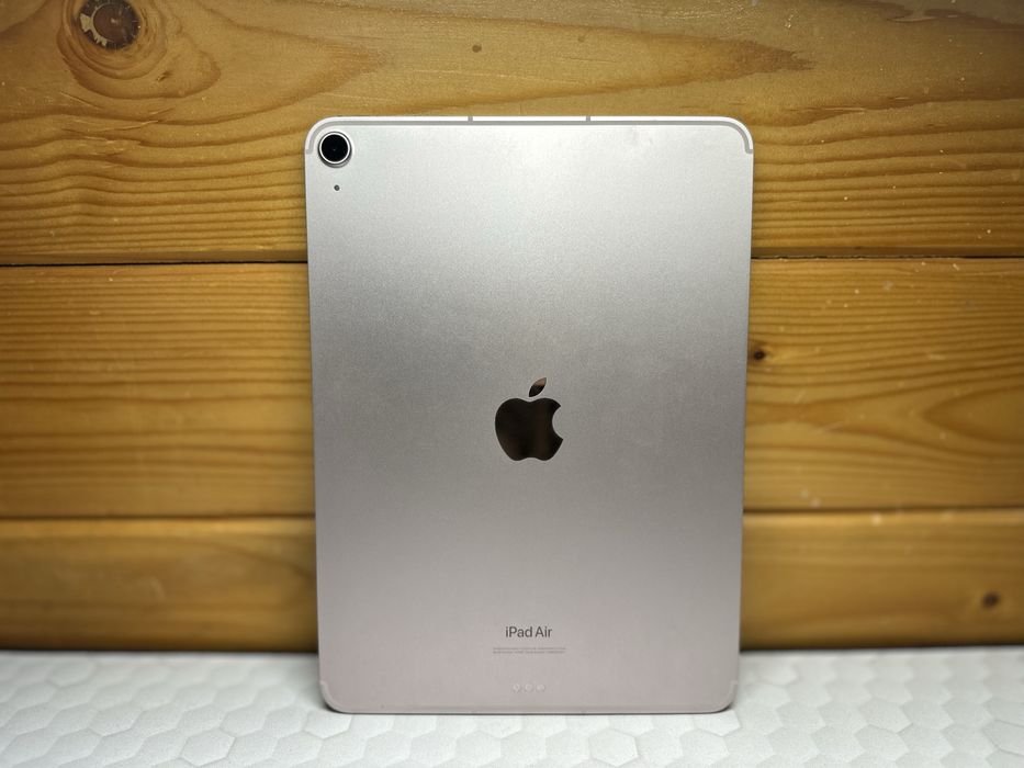 Vand Ipad Air generatia 5 + husa Apple Magic keyboard