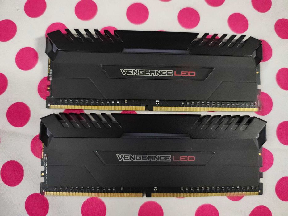 Memorie Corsair Vengeance Red LED 16GB DDR4 3000MHz CL15.