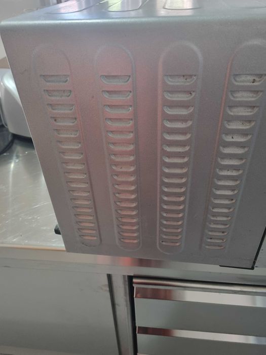 Cuptor Electrolux  dimensiune mica ideal studenti.