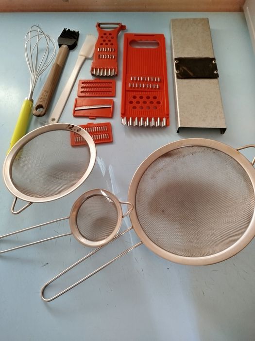 Половники, ложки ,разделочная доска,чеснокодавилки, скалки