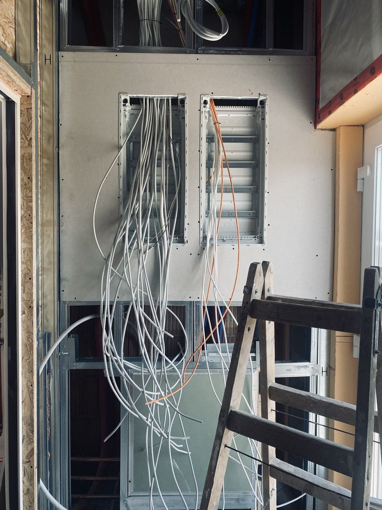 Electrician autorizat cu experiență - intervenții non-stop