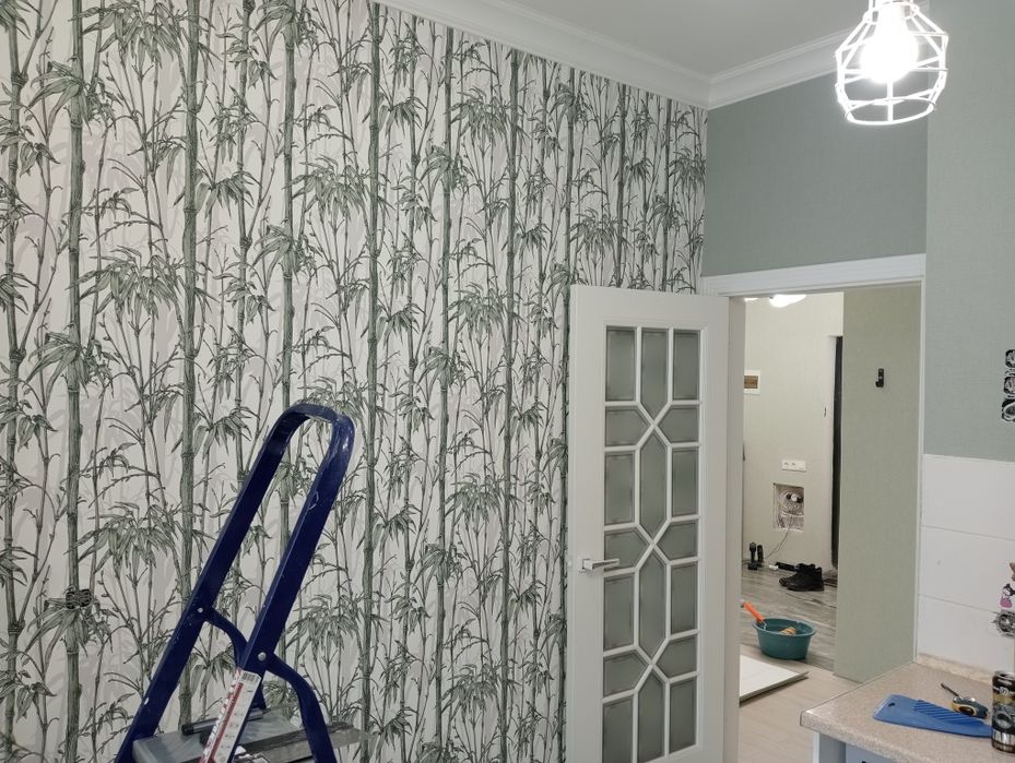 Ремонт квартир поклейка обоев.  галтелей покраска потолка