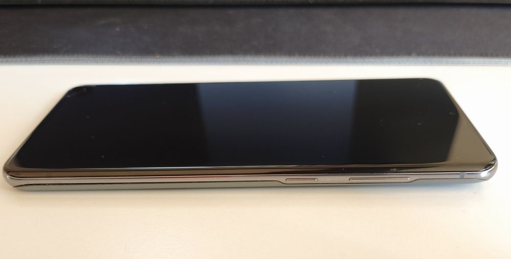 Samsung Galaxy S20+ — Отлична работа, лек козметичен дефект