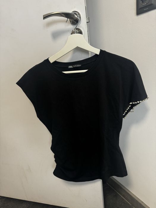 Тениска с камани на Zara