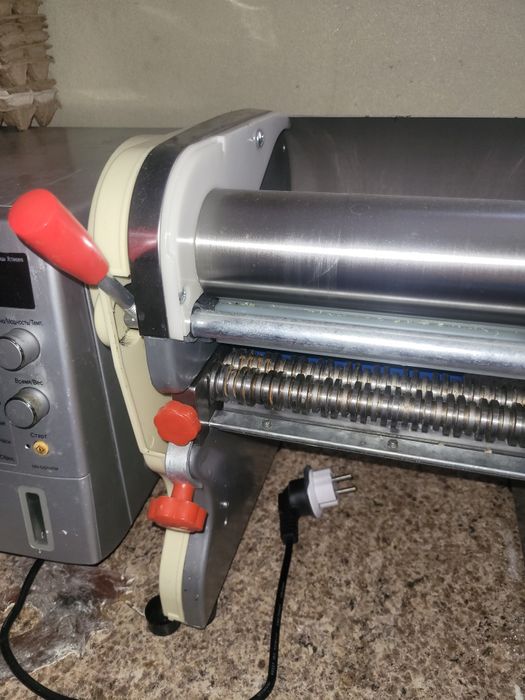 Продам тестораскатку, лапшарезку