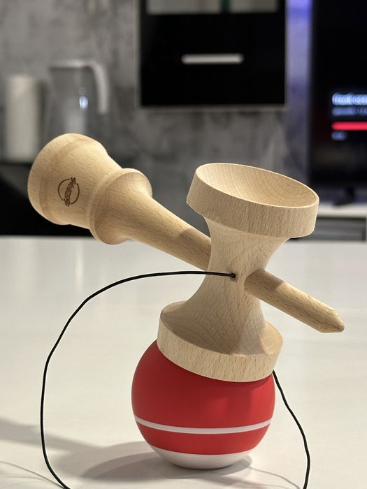 Vând Kendama Sweets Tracker Red – Broken Shape, Antiskid (nu krom,usa)