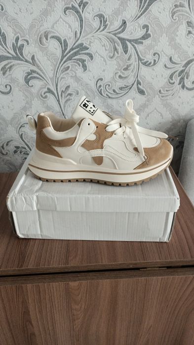 Продам кроссовки