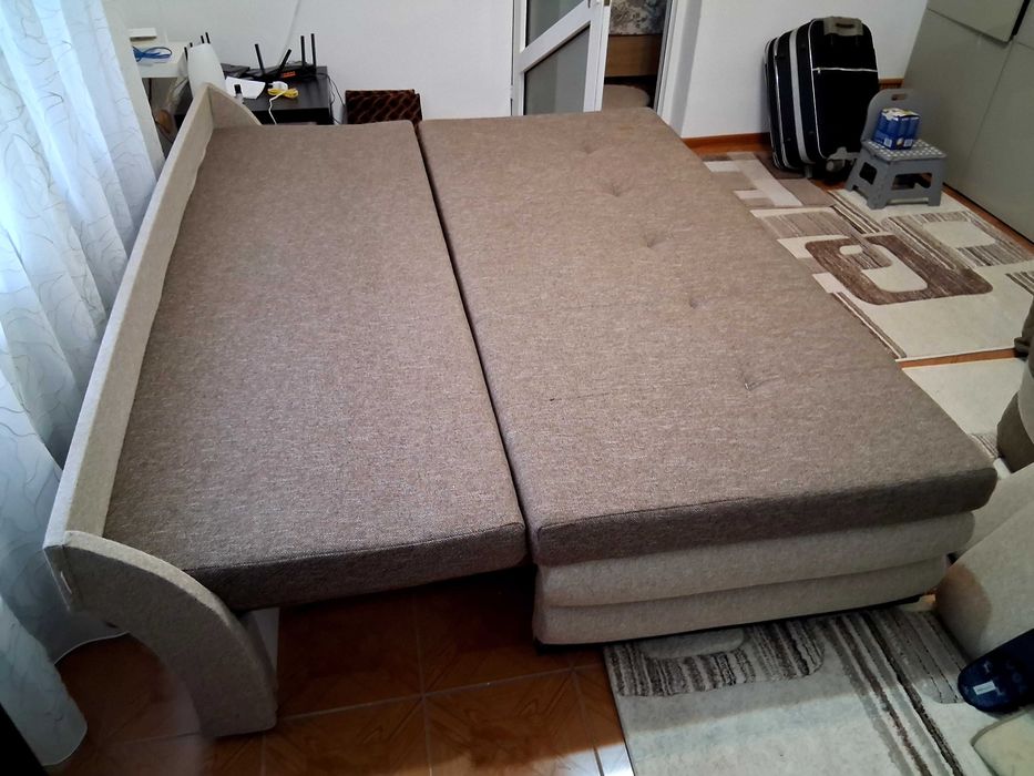 Canapea extensibila 3 locuri