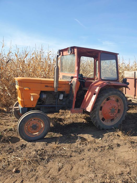 Tractor fiat 550 cu cabină închisă