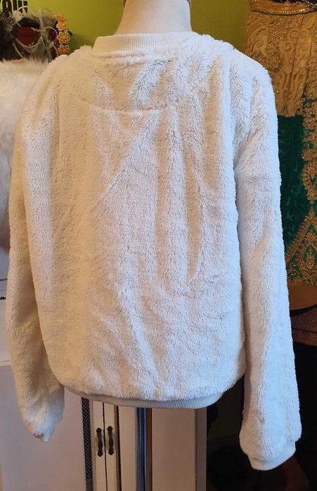 Haina alba din blana fete varsta 8-10 ani