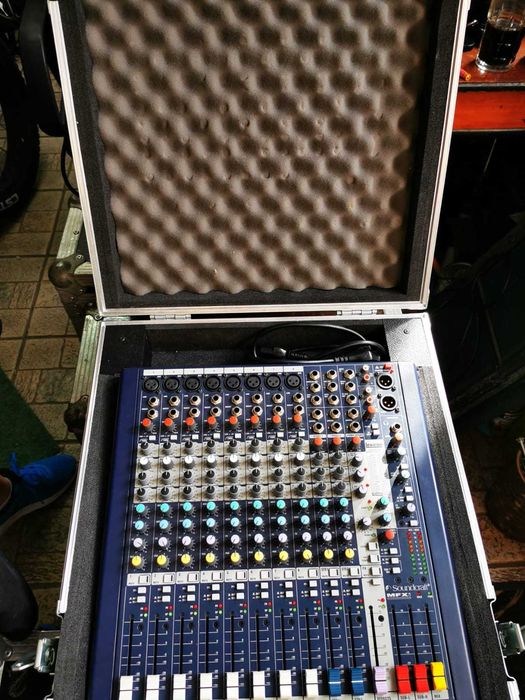 Mixer Audio SOUNDCRAFT MFXI 8/2 - Case inclus