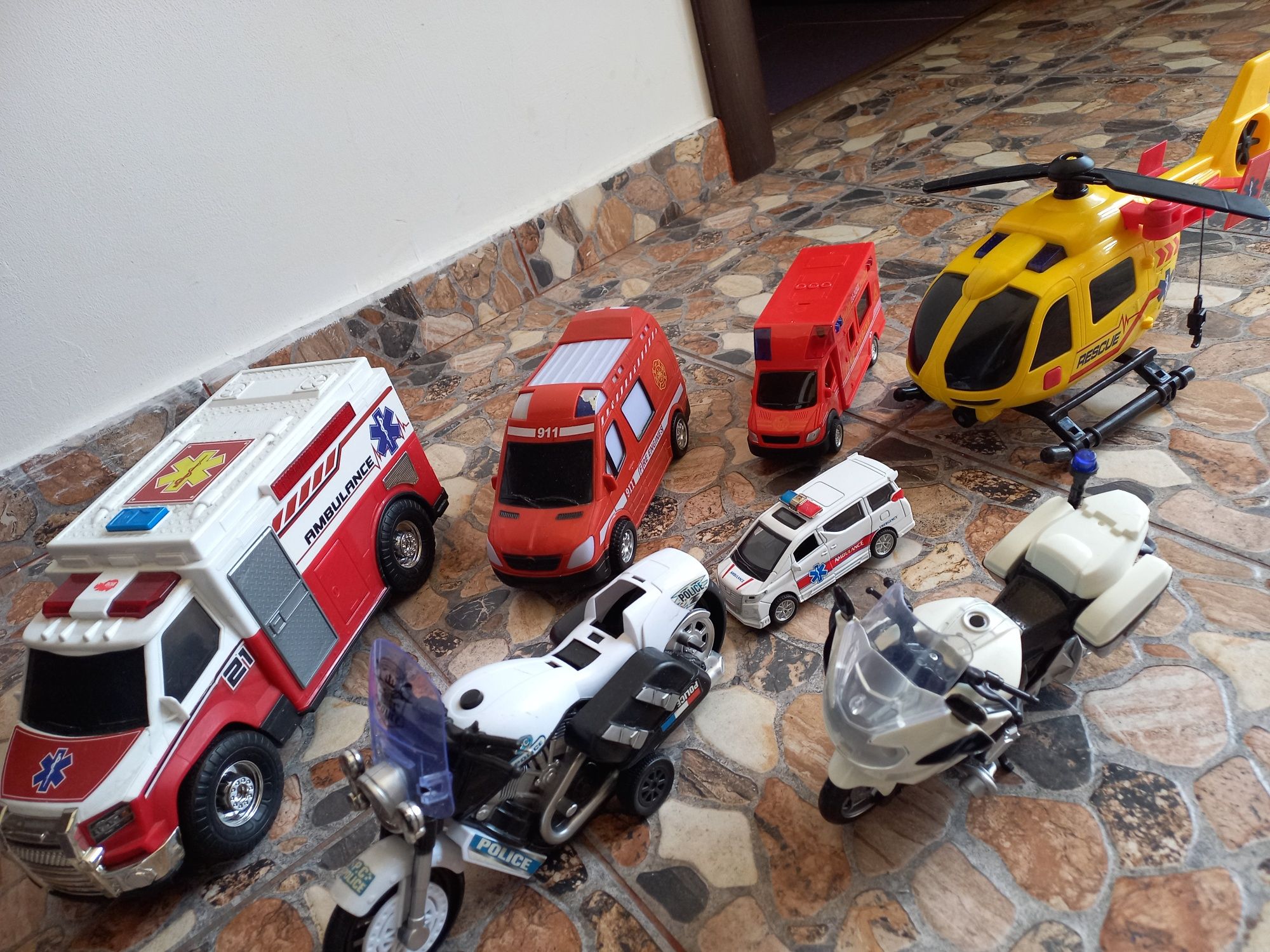 Colectie Ambulanta cu sirene +2 motociclete politie, elicopter,3 SMURD