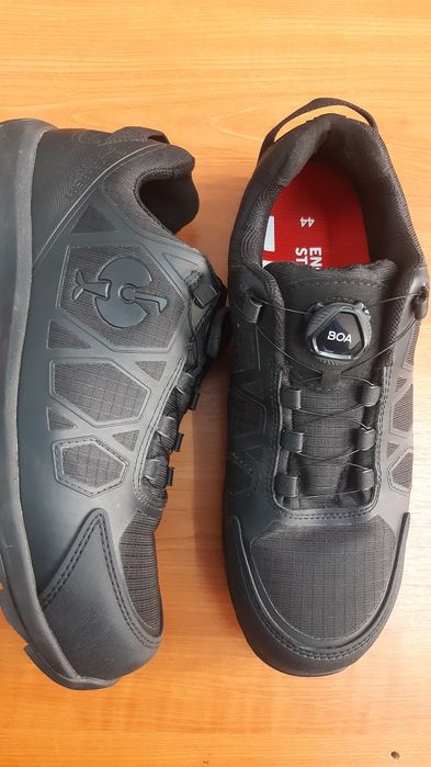 Vând adidași strauss