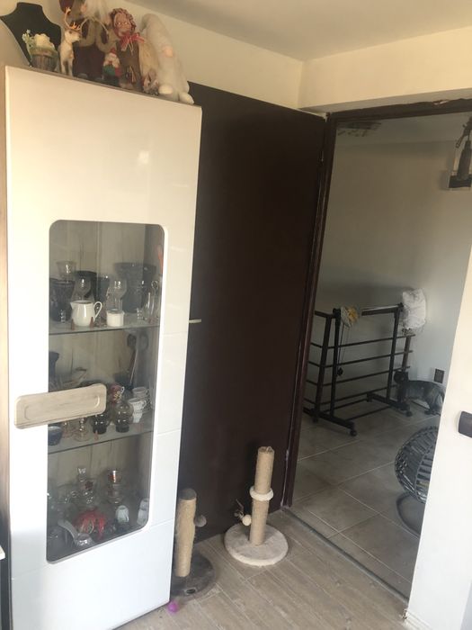 Dulap pentru living alb cu crem