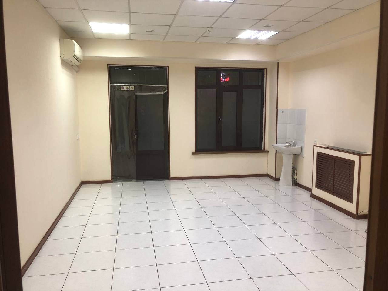 В доль дороги Офис помещения Первушка 127m2.