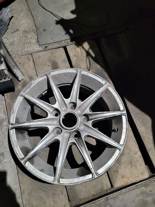 Один легкосплавный диск R15 на запаску