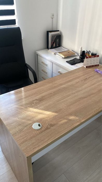 Продаю офисный стол с тумбочками