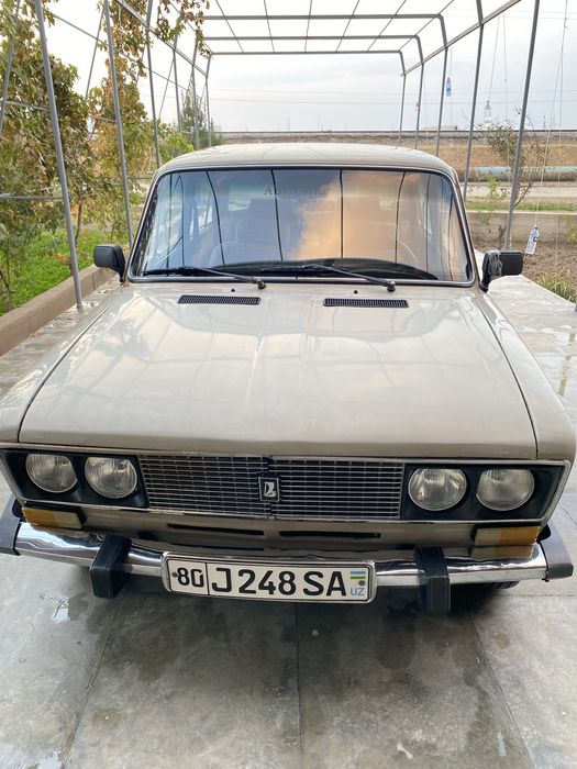 Lada 2106.