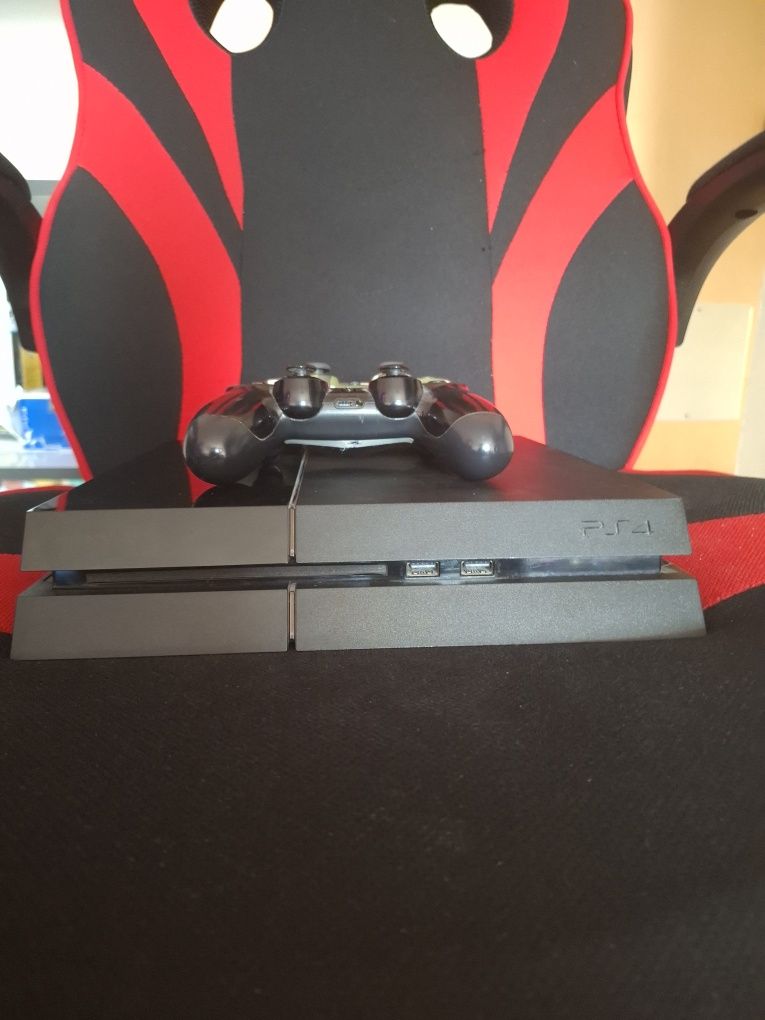 PlayStation 4 500GB + 2 оригинални контролера + игра (диск)