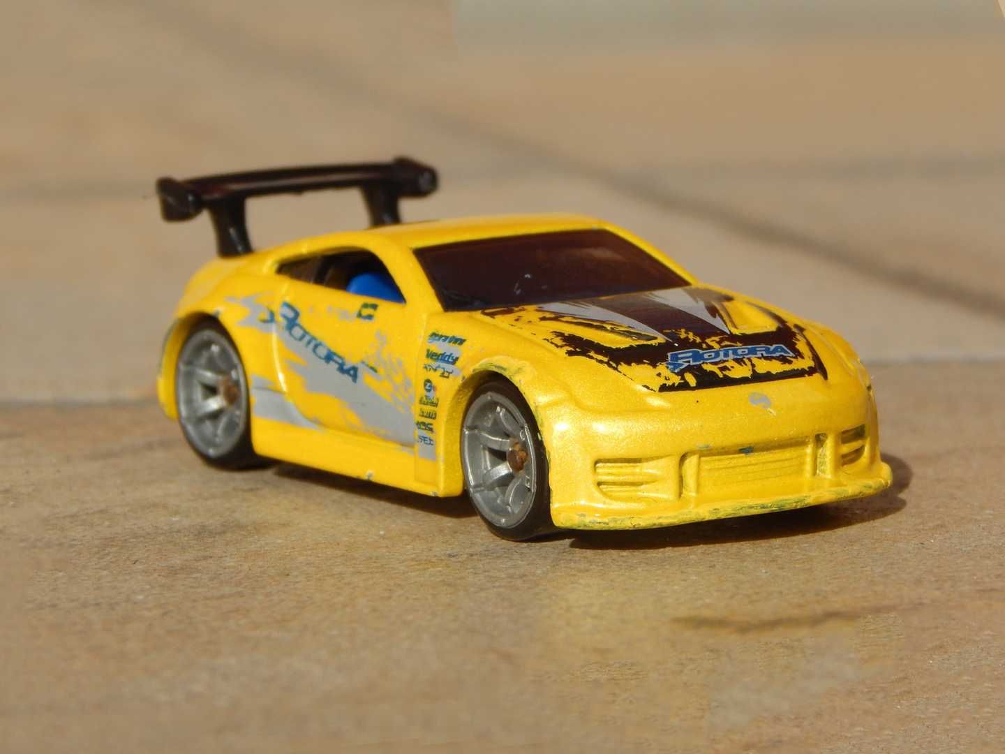 Macheta Nissan 350Z Hot Wheels 2006 scara 1:64 uzata