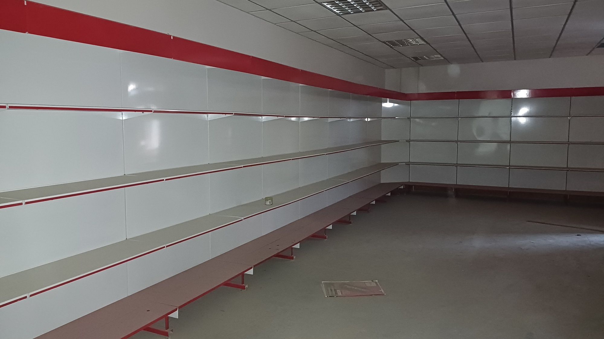 Полки ветрины для магазина