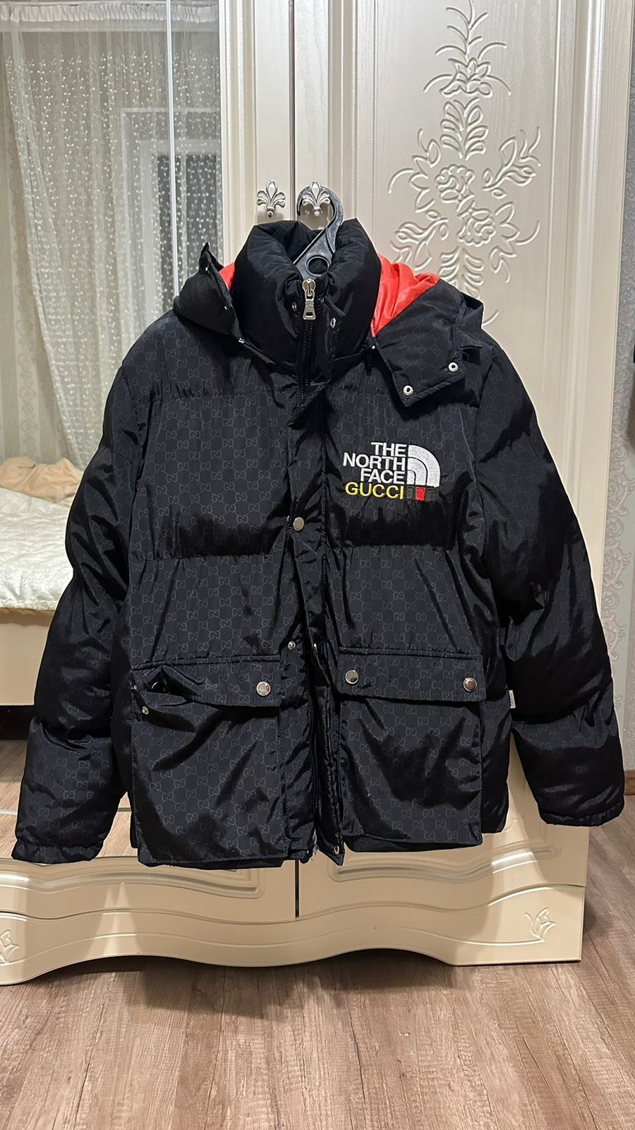 Продаётся зимняя куртка The north face Gucci юнисекс