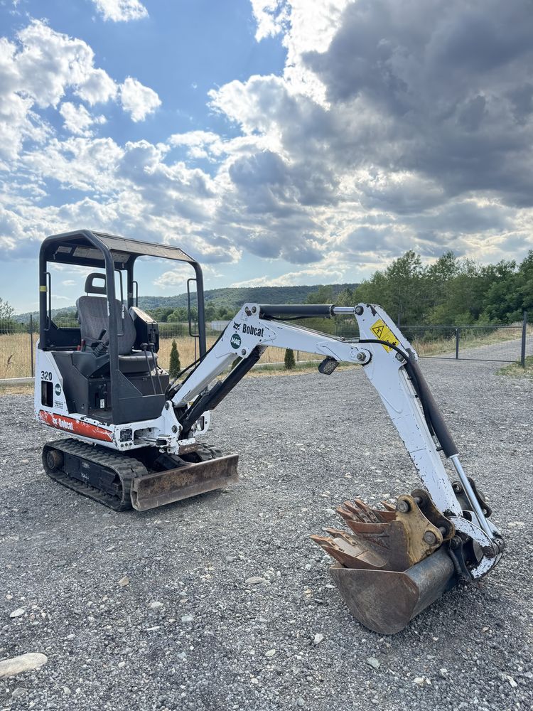 Miniexcavator bobcat 1700 kg 4 cupe
