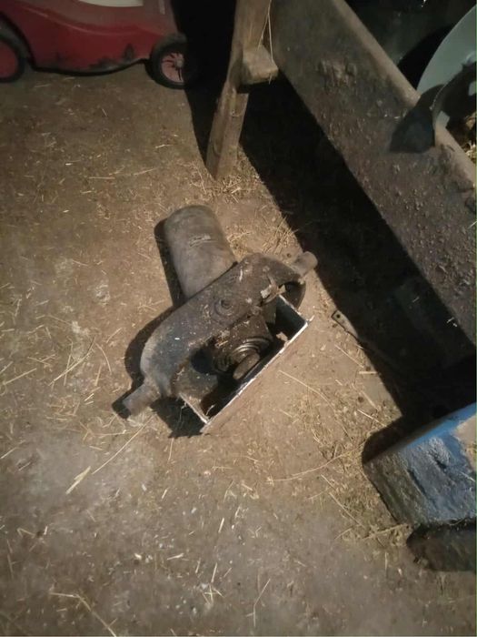 Хидравличен цилиндър свалена от АВИА