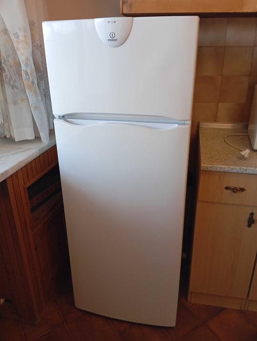 Продавам хладилник "Индезит"