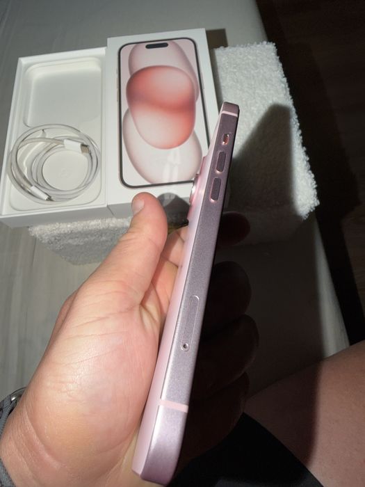 Iphone 15 roz impecabil
