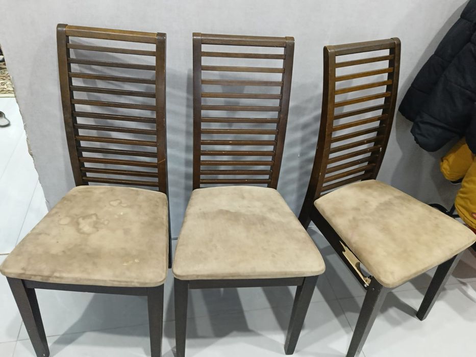 Продается 4 шт деревянный стулья за 7000 тг!  Надо химчистку сделать!