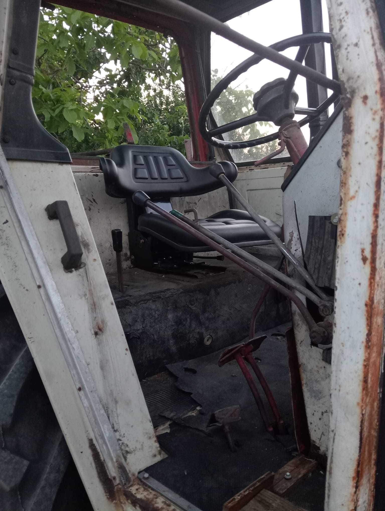 Vand tractor belarus cu incarcator frontal in stare buna.
